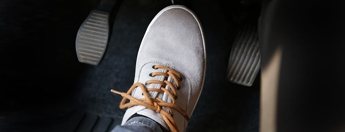 Jalka painaa jarrupoljinta autossa.