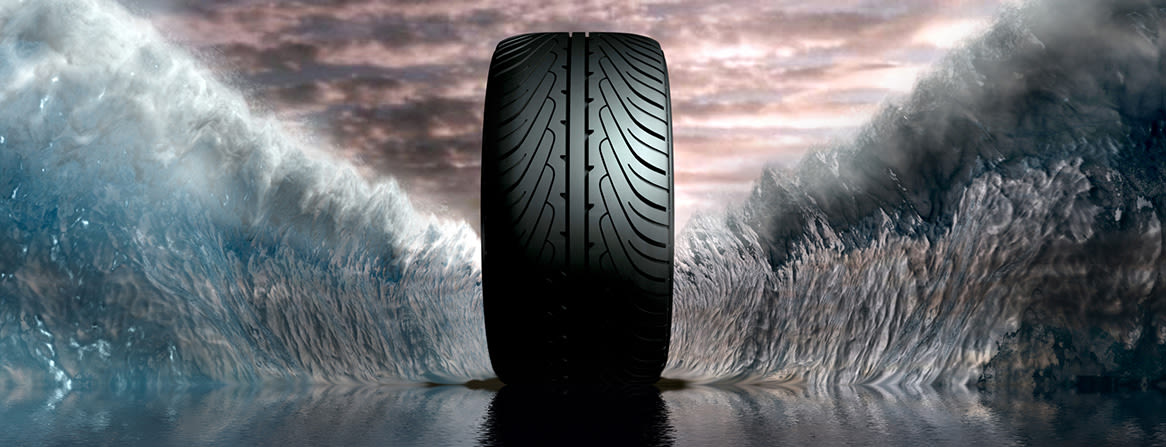 Renkaassa voimakas kuviointi halkaisee veden – symboloi hyvää märkäpitoa ja turvallista ajoa sateessa.