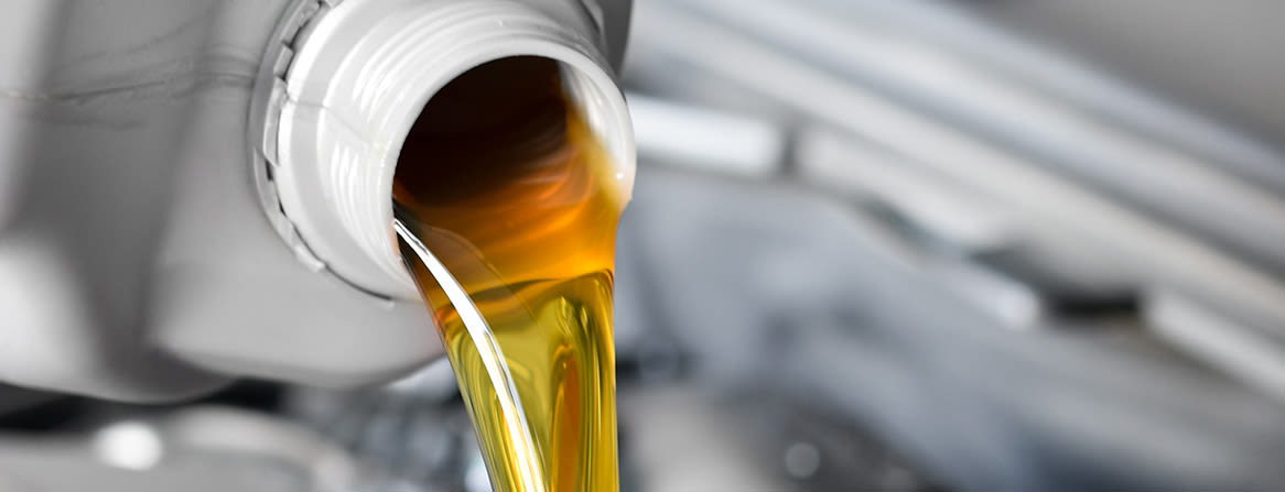 Moottoriöljyä kaadetaan kanisterista.